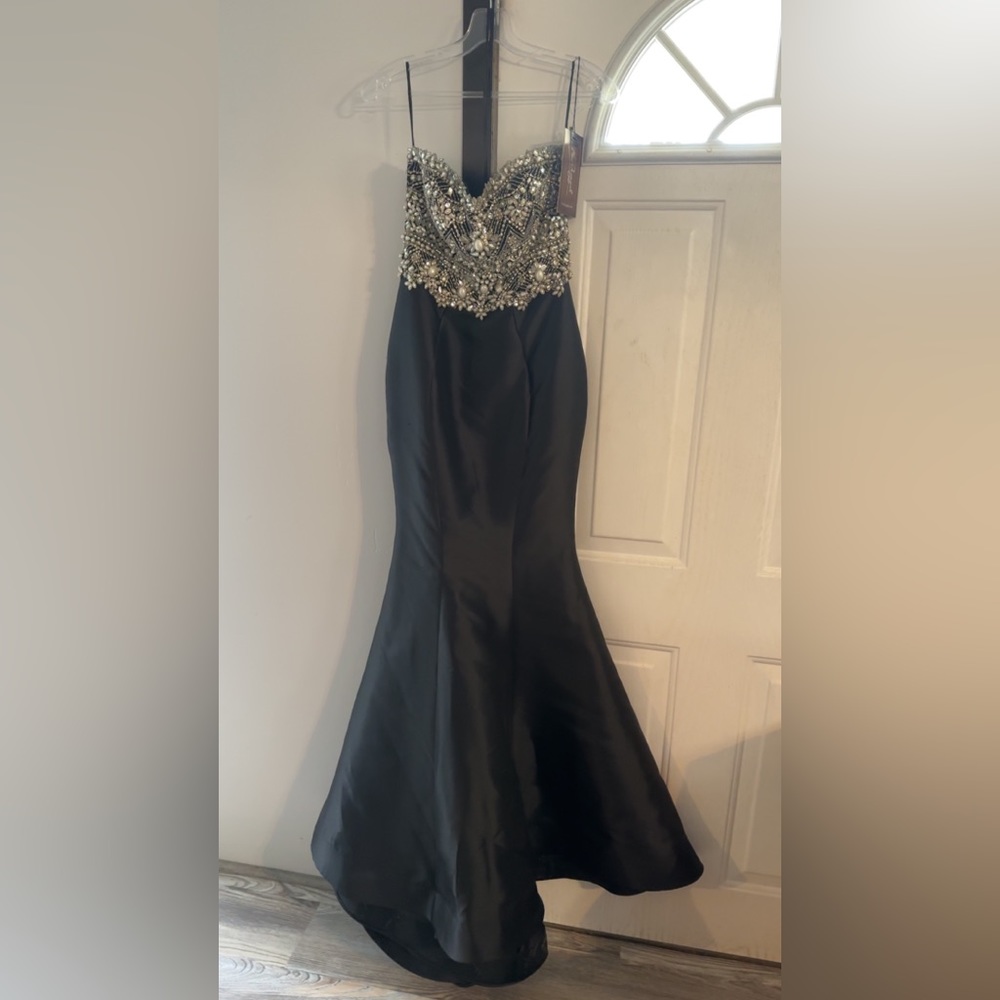 One of a kind Mac Duggal size 4. This dress is stunning!!!